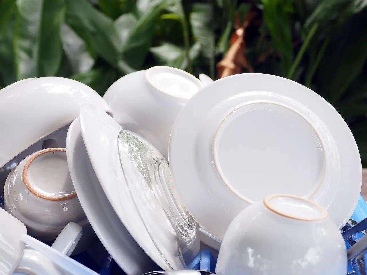 Useful Guide to Packing Dishes and Glasses When Moving 2020